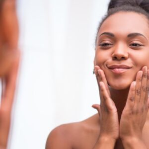 5 hábitos que sabotam a saúde da sua pele sem você perceber
