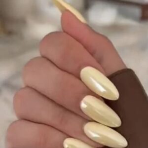 Tendência: Unhas amarelo manteiga