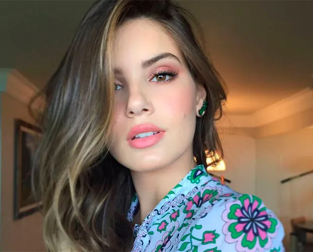 A beleza e o estilo da Camila Queiroz