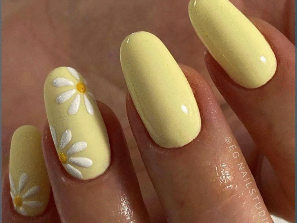 Tendência: Unhas amarelo manteiga