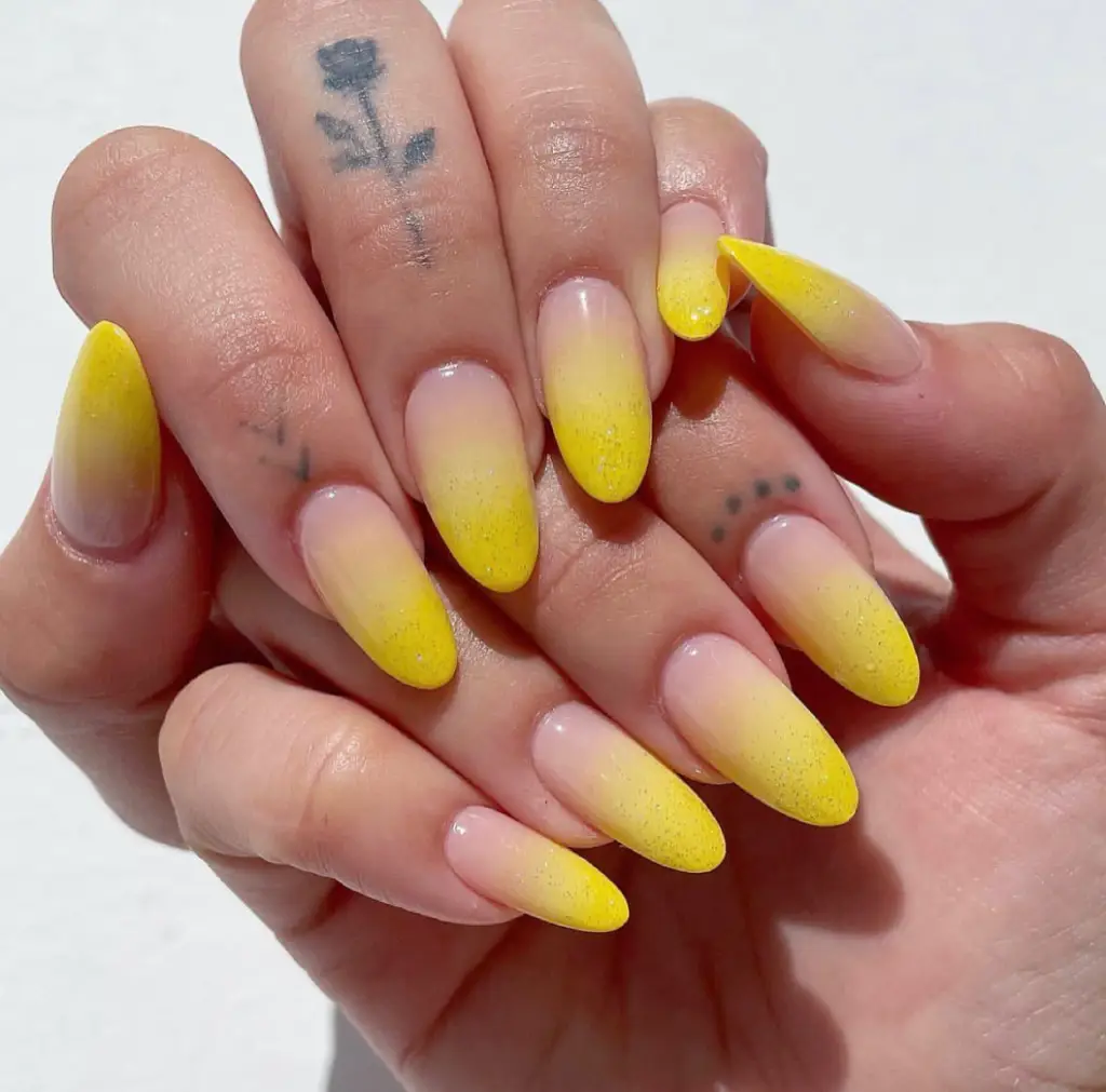 Tendência: Unhas amarelo manteiga