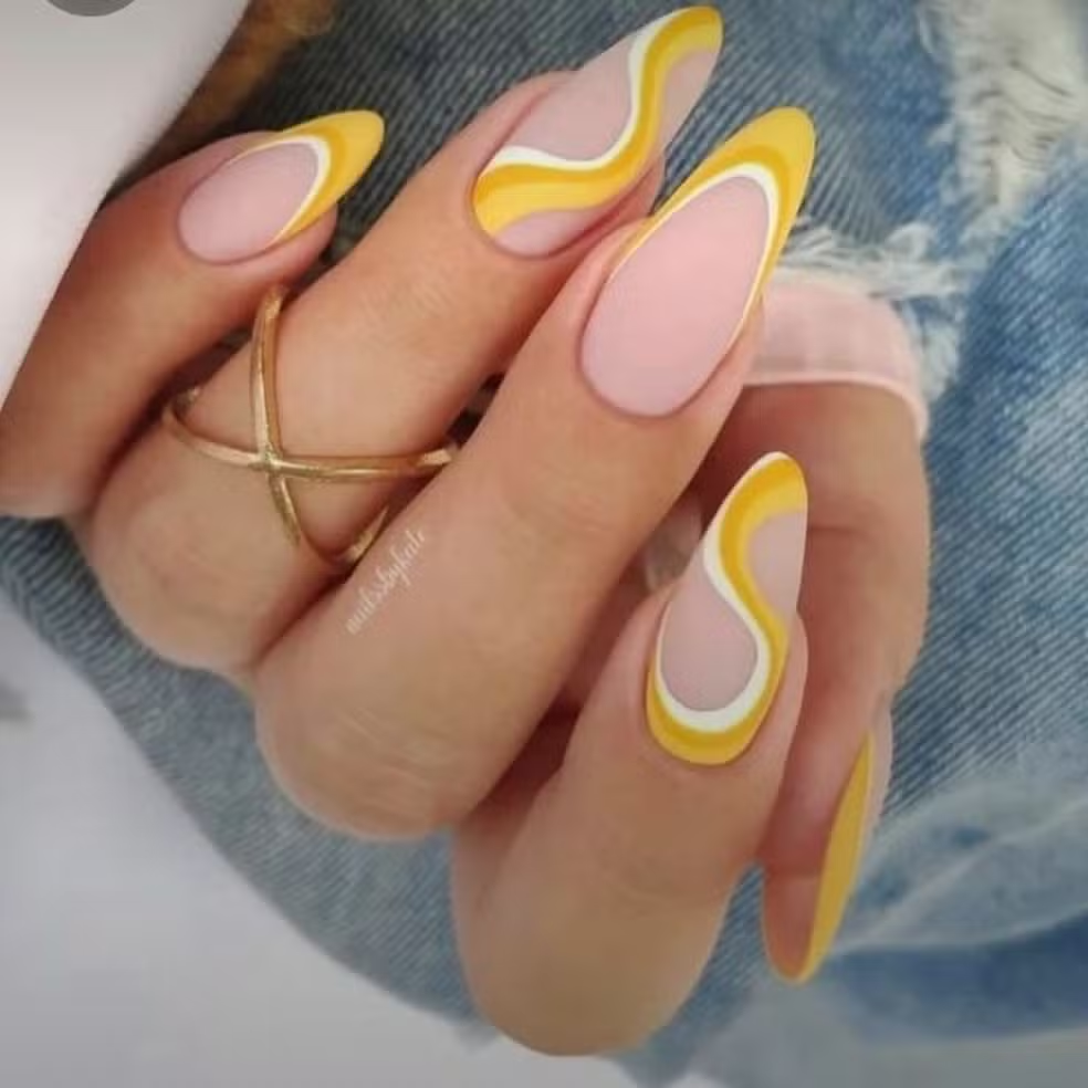 Tendência: Unhas amarelo manteiga