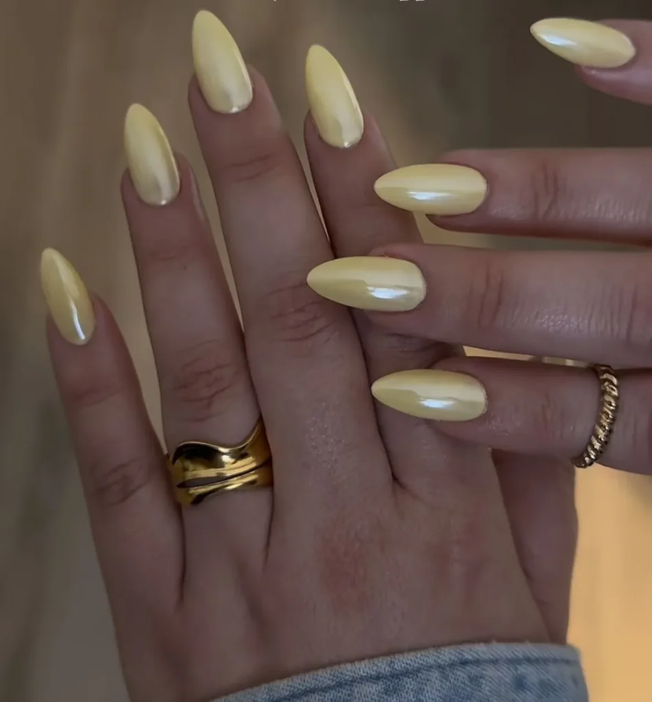 Tendência: Unhas amarelo manteiga