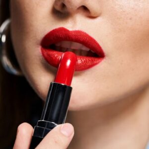 5 itens de maquiagem indispensáveis para brilhar nas festas de fim de ano