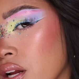Blush com glitter é tendência: 6 makes para brilhar no Carnaval 2026