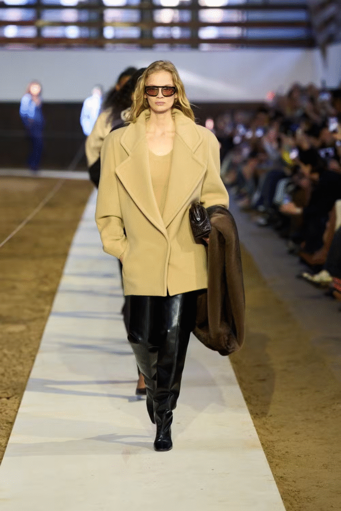 10 casacos maximalistas que dominaram os desfiles da Semana de Moda de Paris