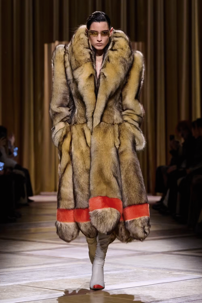 10 casacos maximalistas que dominaram os desfiles da Semana de Moda de Paris